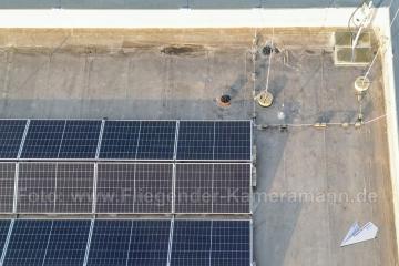 Photovoltaik-Dokumentation mit Drohne in NRW. Übersichts- und Nahaufnahmen von Modulfeldern, Anlagenaufbau und sichtbaren Details von PV-Anlagen