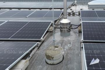 Photovoltaik-Dokumentation mit Drohne in NRW. Übersichts- und Nahaufnahmen von Modulfeldern, Anlagenaufbau und sichtbaren Details von PV-Anlagen