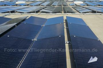 Photovoltaik-Dokumentation mit Drohne in NRW. Übersichts- und Nahaufnahmen von Modulfeldern, Anlagenaufbau und sichtbaren Details von PV-Anlagen