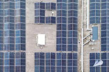 Photovoltaik-Dokumentation mit Drohne in NRW. Übersichts- und Nahaufnahmen von Modulfeldern, Anlagenaufbau und sichtbaren Details von PV-Anlagen