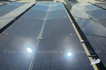 Photovoltaik-Dokumentation mit Drohne in NRW. Übersichts- und Nahaufnahmen von Modulfeldern, Anlagenaufbau und sichtbaren Details von PV-Anlagen