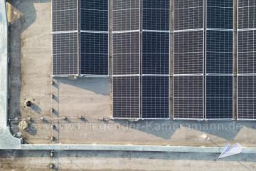 Photovoltaik-Dokumentation mit Drohne in NRW. Übersichts- und Nahaufnahmen von Modulfeldern, Anlagenaufbau und sichtbaren Details von PV-Anlagen