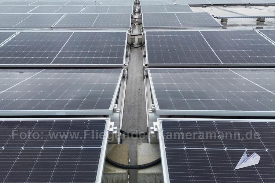 Auf Flachdach montiertes Photovoltaik-System mit Solarmodulen, Montagesystem und Verkabelung.