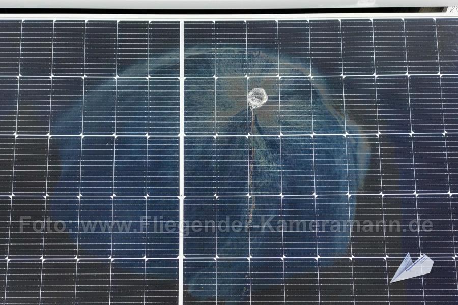 Aufnahme von Photovoltaik-Modul mit einer sichtbaren Auffälligkeit auf der Oberfläche des PV-Moduls.