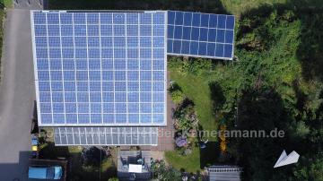 Drohnenaufnahme zur Dokumentation bei Errichtung und Begutachtung von Photovoltaikanlagen