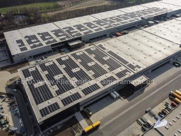 Luftaufnahmen mit Drohne zur effizienten Kontrolle bei Solarmodul-Montage