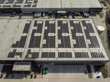 Luftaufnahmen mit Drohne zur effizienten Kontrolle bei Solarmodul-Montage