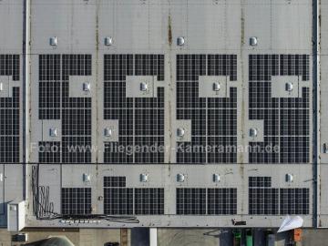 Luftaufnahmen mit Drohne zur effizienten Kontrolle bei Solarmodul-Montage