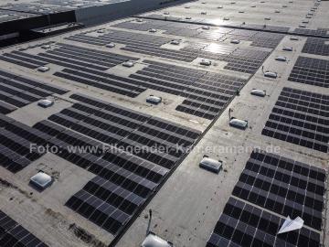 Luftaufnahmen mit Drohne zur effizienten Kontrolle bei Solarmodul-Montage