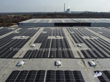 Luftaufnahmen mit Drohne zur effizienten Kontrolle bei Solarmodul-Montage