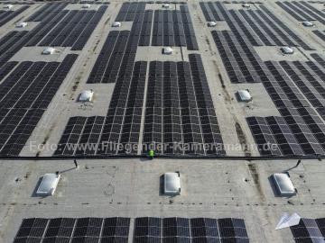 Luftaufnahmen mit Drohne zur effizienten Kontrolle bei Solarmodul-Montage