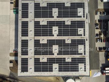 Luftaufnahmen mit Drohne zur effizienten Kontrolle bei Solarmodul-Montage