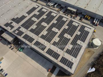 Luftaufnahmen mit Drohne zur effizienten Kontrolle bei Solarmodul-Montage