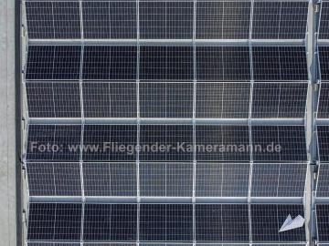 Luftaufnahmen mit Drohne zur effizienten Kontrolle bei Solarmodul-Montage