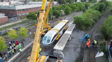 Foto mit Drohne: Luftaufnahmen mit Drohne bei der Anlieferung und Montage des Transrapids mit Mobilkränen im Eisenbahnmuseum Bochum