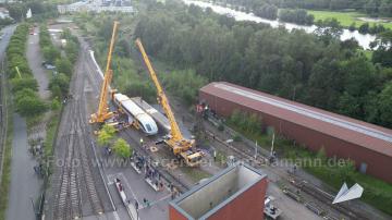 Foto mit Drohne: Luftaufnahmen mit Drohne bei der Anlieferung und Montage des Transrapids mit Mobilkränen im Eisenbahnmuseum Bochum