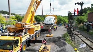 Foto mit Drohne: Luftaufnahmen mit Drohne bei der Anlieferung und Montage des Transrapids mit Mobilkränen im Eisenbahnmuseum Bochum