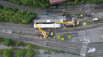Foto mit Drohne: Luftaufnahmen mit Drohne bei der Anlieferung und Montage des Transrapids mit Mobilkränen im Eisenbahnmuseum Bochum