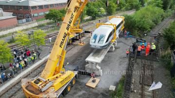Foto mit Drohne: Luftaufnahmen mit Drohne bei der Anlieferung und Montage des Transrapids mit Mobilkränen im Eisenbahnmuseum Bochum