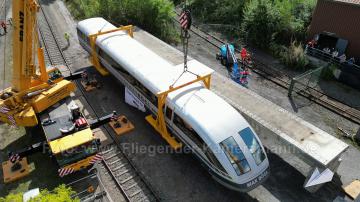 Foto mit Drohne: Luftaufnahmen mit Drohne bei der Anlieferung und Montage des Transrapids mit Mobilkränen im Eisenbahnmuseum Bochum