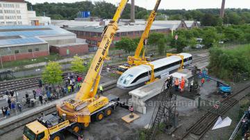 Foto mit Drohne: Luftaufnahmen mit Drohne bei der Anlieferung und Montage des Transrapids mit Mobilkränen im Eisenbahnmuseum Bochum