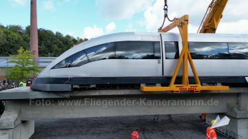 Foto mit Drohne: Luftaufnahmen mit Drohne bei der Anlieferung und Montage des Transrapids mit Mobilkränen im Eisenbahnmuseum Bochum