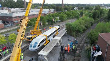 Foto mit Drohne: Luftaufnahmen mit Drohne bei der Anlieferung und Montage des Transrapids mit Mobilkränen im Eisenbahnmuseum Bochum