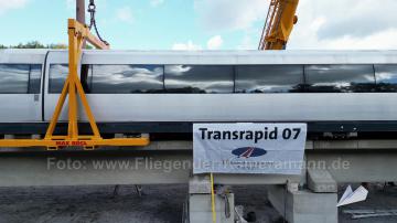 Foto mit Drohne: Luftaufnahmen mit Drohne bei der Anlieferung und Montage des Transrapids mit Mobilkränen im Eisenbahnmuseum Bochum