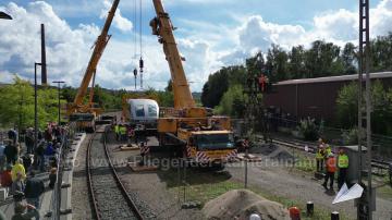 Foto mit Drohne: Luftaufnahmen mit Drohne bei der Anlieferung und Montage des Transrapids mit Mobilkränen im Eisenbahnmuseum Bochum