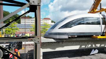 Foto mit Drohne: Luftaufnahmen mit Drohne bei der Anlieferung und Montage des Transrapids mit Mobilkränen im Eisenbahnmuseum Bochum