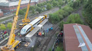 Foto mit Drohne: Luftaufnahmen mit Drohne bei der Anlieferung und Montage des Transrapids mit Mobilkränen im Eisenbahnmuseum Bochum