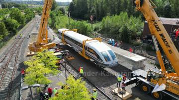 Foto mit Drohne: Luftaufnahmen mit Drohne bei der Anlieferung und Montage des Transrapids mit Mobilkränen im Eisenbahnmuseum Bochum