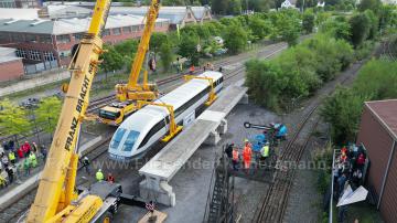 Foto mit Drohne: Luftaufnahmen mit Drohne bei der Anlieferung und Montage des Transrapids mit Mobilkränen im Eisenbahnmuseum Bochum