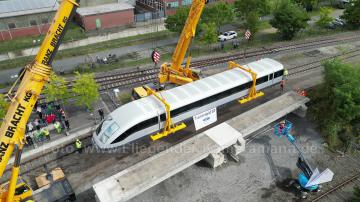 Foto mit Drohne: Luftaufnahmen mit Drohne bei der Anlieferung und Montage des Transrapids mit Mobilkränen im Eisenbahnmuseum Bochum