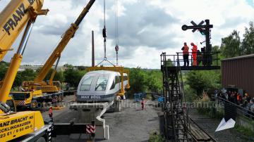 Foto mit Drohne: Luftaufnahmen mit Drohne bei der Anlieferung und Montage des Transrapids mit Mobilkränen im Eisenbahnmuseum Bochum