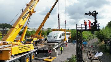 Foto mit Drohne: Luftaufnahmen mit Drohne bei der Anlieferung und Montage des Transrapids mit Mobilkränen im Eisenbahnmuseum Bochum