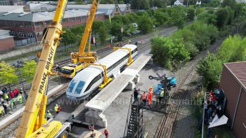Foto mit Drohne: Luftaufnahmen mit Drohne bei der Anlieferung und Montage des Transrapids mit Mobilkränen im Eisenbahnmuseum Bochum