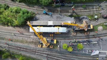 Foto mit Drohne: Luftaufnahmen mit Drohne bei der Anlieferung und Montage des Transrapids mit Mobilkränen im Eisenbahnmuseum Bochum