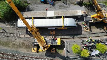 Foto mit Drohne: Luftaufnahmen mit Drohne bei der Anlieferung und Montage des Transrapids mit Mobilkränen im Eisenbahnmuseum Bochum