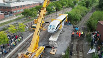 Foto mit Drohne: Luftaufnahmen mit Drohne bei der Anlieferung und Montage des Transrapids mit Mobilkränen im Eisenbahnmuseum Bochum