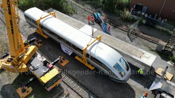 Foto mit Drohne: Luftaufnahmen mit Drohne bei der Anlieferung und Montage des Transrapids mit Mobilkränen im Eisenbahnmuseum Bochum