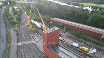 Foto mit Drohne: Luftaufnahmen mit Drohne bei der Anlieferung und Montage des Transrapids mit Mobilkränen im Eisenbahnmuseum Bochum