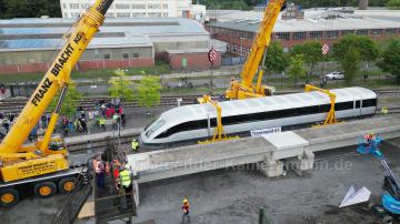 Foto mit Drohne: Luftaufnahmen mit Drohne bei der Anlieferung und Montage des Transrapids mit Mobilkränen im Eisenbahnmuseum Bochum