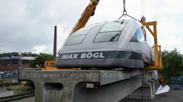 Foto mit Drohne: Luftaufnahmen mit Drohne bei der Anlieferung und Montage des Transrapids mit Mobilkränen im Eisenbahnmuseum Bochum