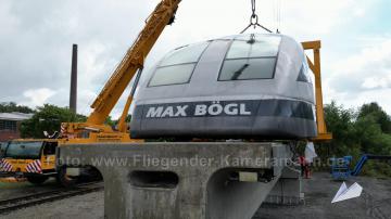 Foto mit Drohne: Luftaufnahmen mit Drohne bei der Anlieferung und Montage des Transrapids mit Mobilkränen im Eisenbahnmuseum Bochum