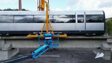 Foto mit Drohne: Luftaufnahmen mit Drohne bei der Anlieferung und Montage des Transrapids mit Mobilkränen im Eisenbahnmuseum Bochum