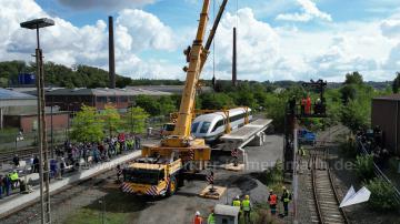 Foto mit Drohne: Luftaufnahmen mit Drohne bei der Anlieferung und Montage des Transrapids mit Mobilkränen im Eisenbahnmuseum Bochum