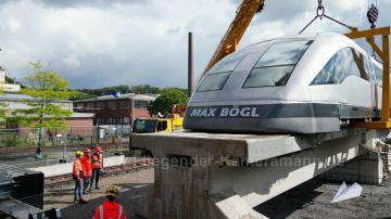 Foto mit Drohne: Luftaufnahmen mit Drohne bei der Anlieferung und Montage des Transrapids mit Mobilkränen im Eisenbahnmuseum Bochum