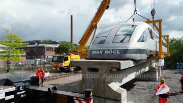 Foto mit Drohne: Luftaufnahmen mit Drohne bei der Anlieferung und Montage des Transrapids mit Mobilkränen im Eisenbahnmuseum Bochum