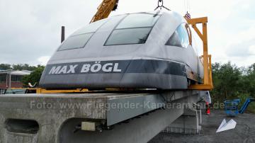 Foto mit Drohne: Luftaufnahmen mit Drohne bei der Anlieferung und Montage des Transrapids mit Mobilkränen im Eisenbahnmuseum Bochum